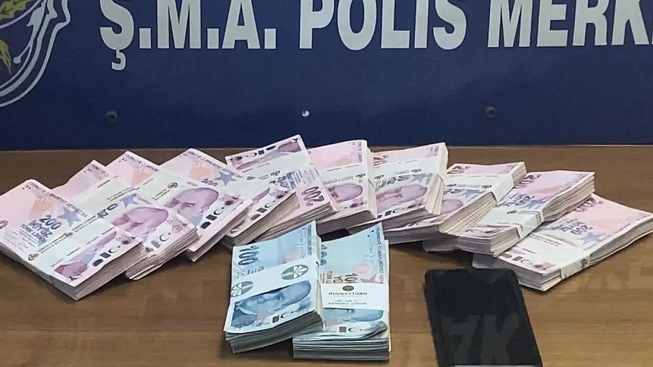 Maslak ta para dolu çantasını unutan Çinliye Türk polisinden yardım