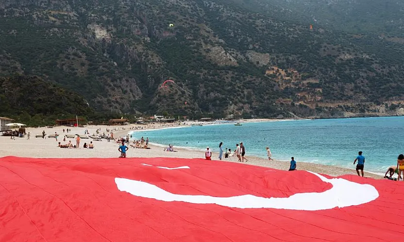 Ölüdeniz sahilinde dev Türk bayraklı 19 Mayıs kutlaması