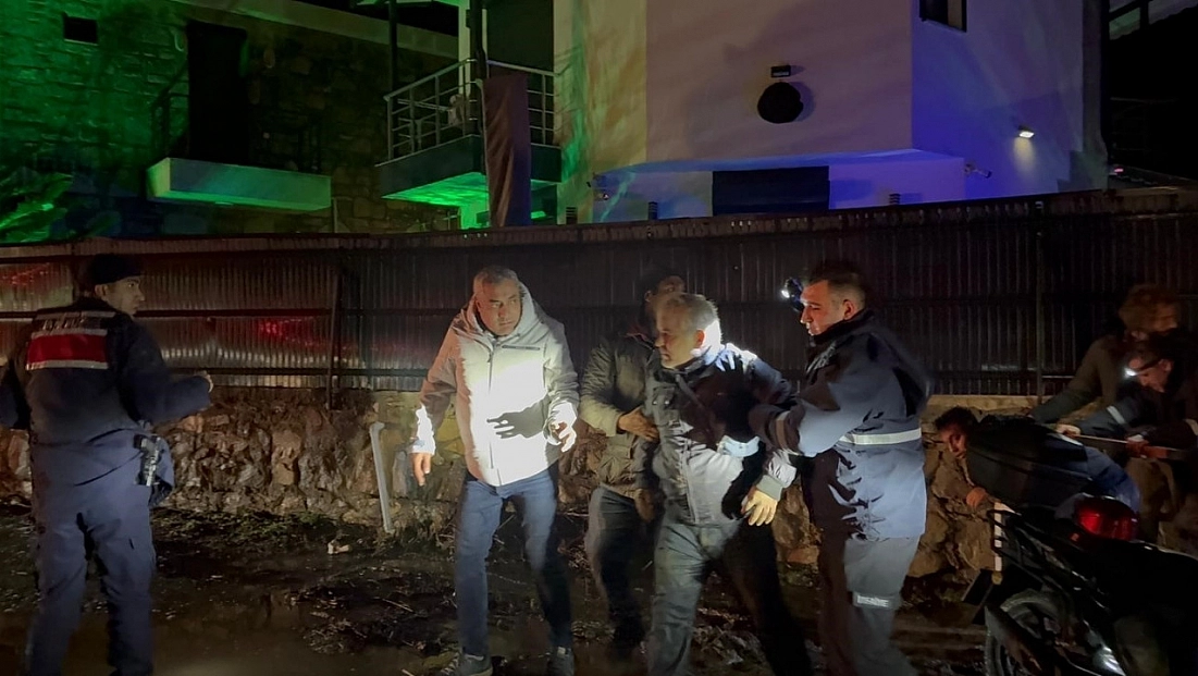 Datça’da sele kapılan sürücü, çalıya tutunarak hayatta kaldı