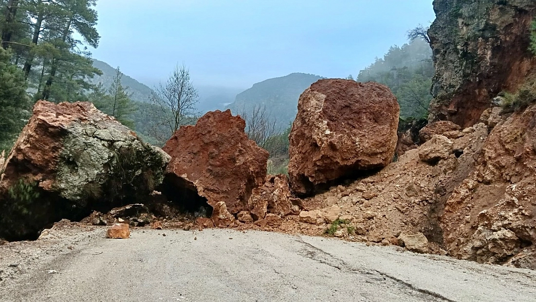 Fethiye’de yağış sonrası yollara düşen kaya ve topraklar için ekipler sahada
