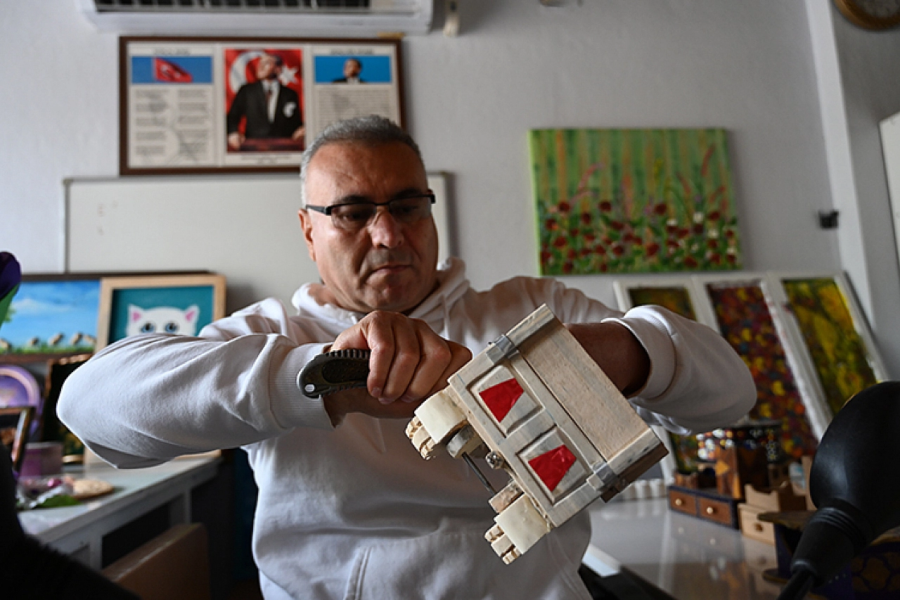 İş kazasında engelli kalınca ahşaptan oyuncak yapma hobisini mesleğe dönüştürdü