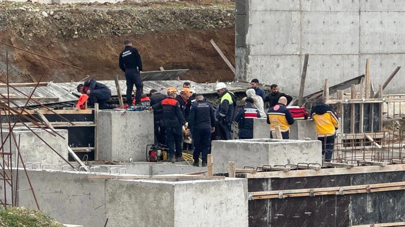 Tonlarca betonun altında kaldılar: 1 işçi öldü, 2'si sağ kurtarıldı