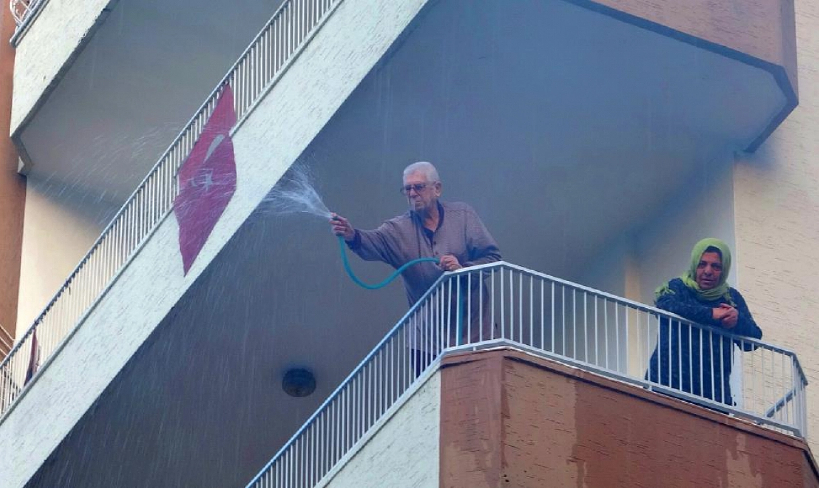 Kamyonette korkutan yangın: Vatandaşlar kova ve damacana ile seferber oldu!