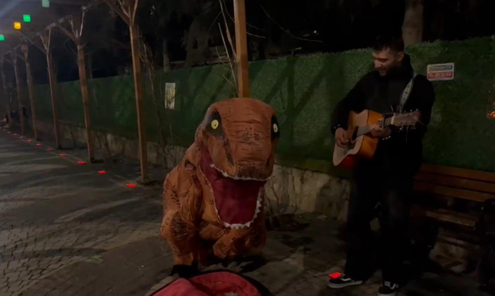 GBT'ye takılan dinozor kostümlü genç, polis ekiplerini hem şaşırttı hem gülümsetti