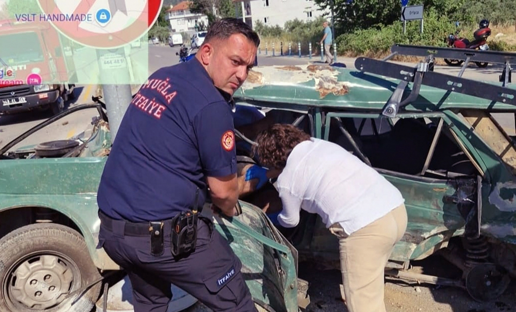 Muğla'da araçta sıkışan vatandaşı itfaiye ekipleri kurtardı