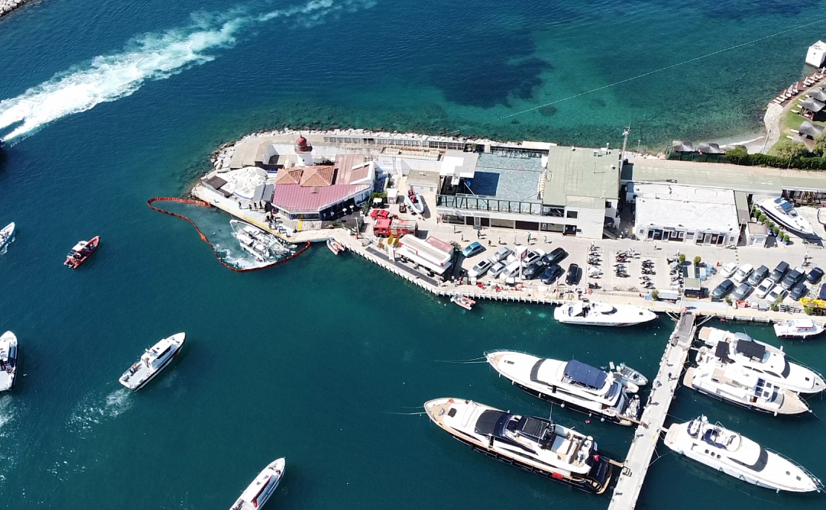 Bodrum'da yakıt ikmali için marinaya yanaşan teknede patlama meydana geldi