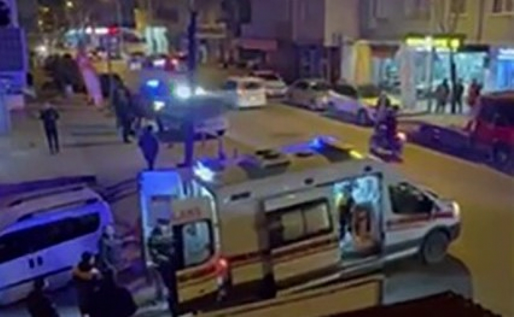 Sokak ortasında eski eşini bıçakladı