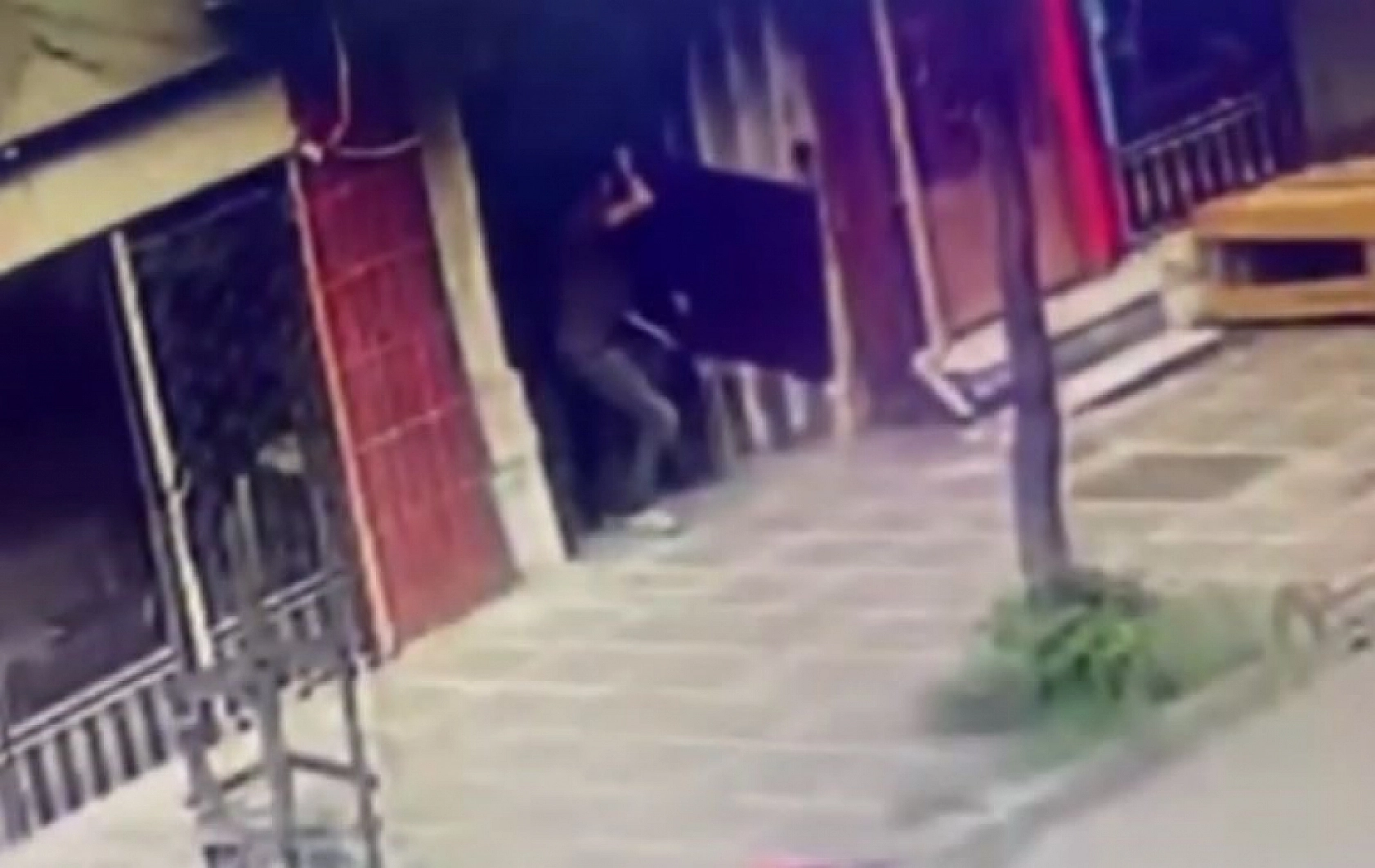 İlginç hırsızlık kamerada: Apartmanın kapısını söküp çaldı