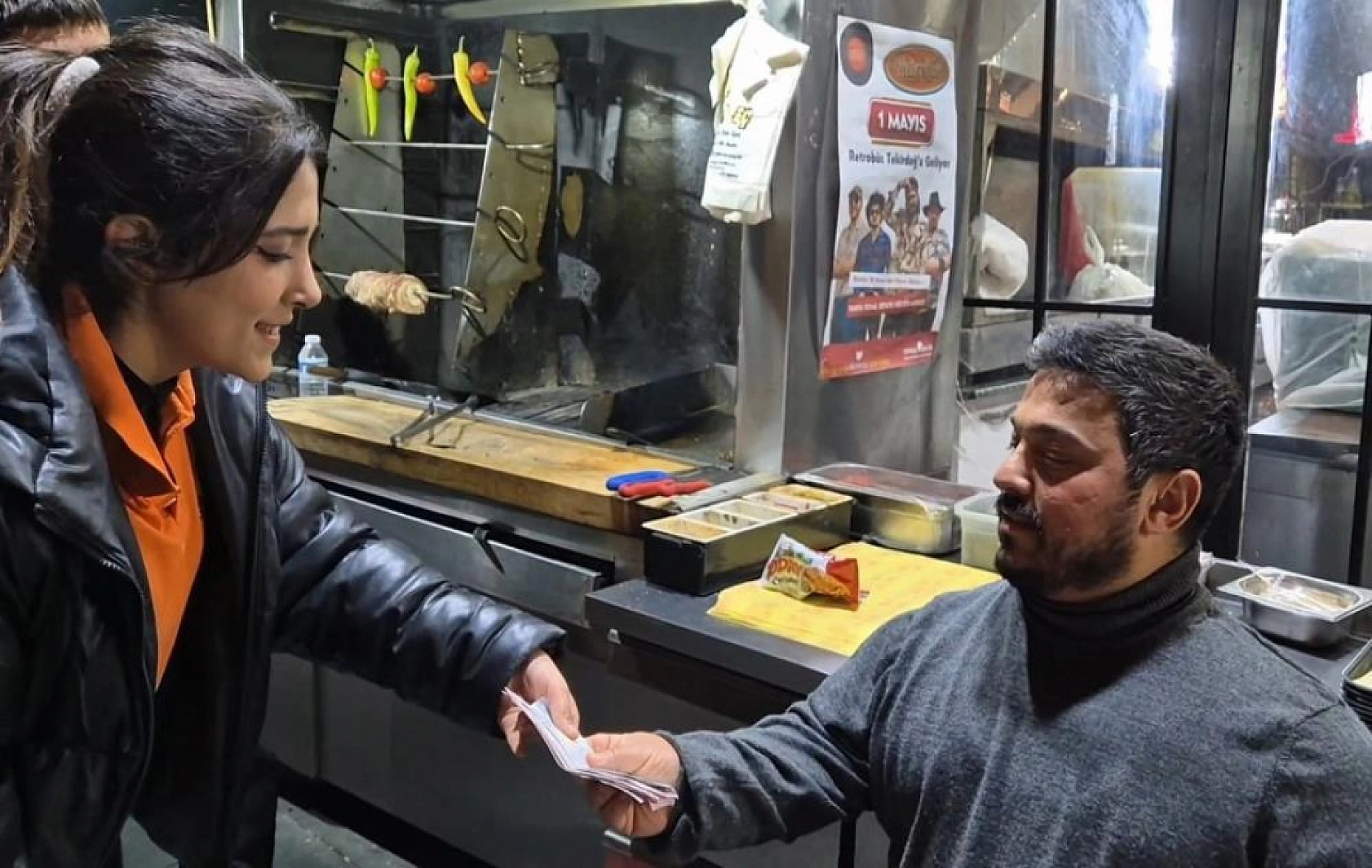 'Bir zamanlar işçiydim' dedi, günlük hasılatını işçilerine dağıttı