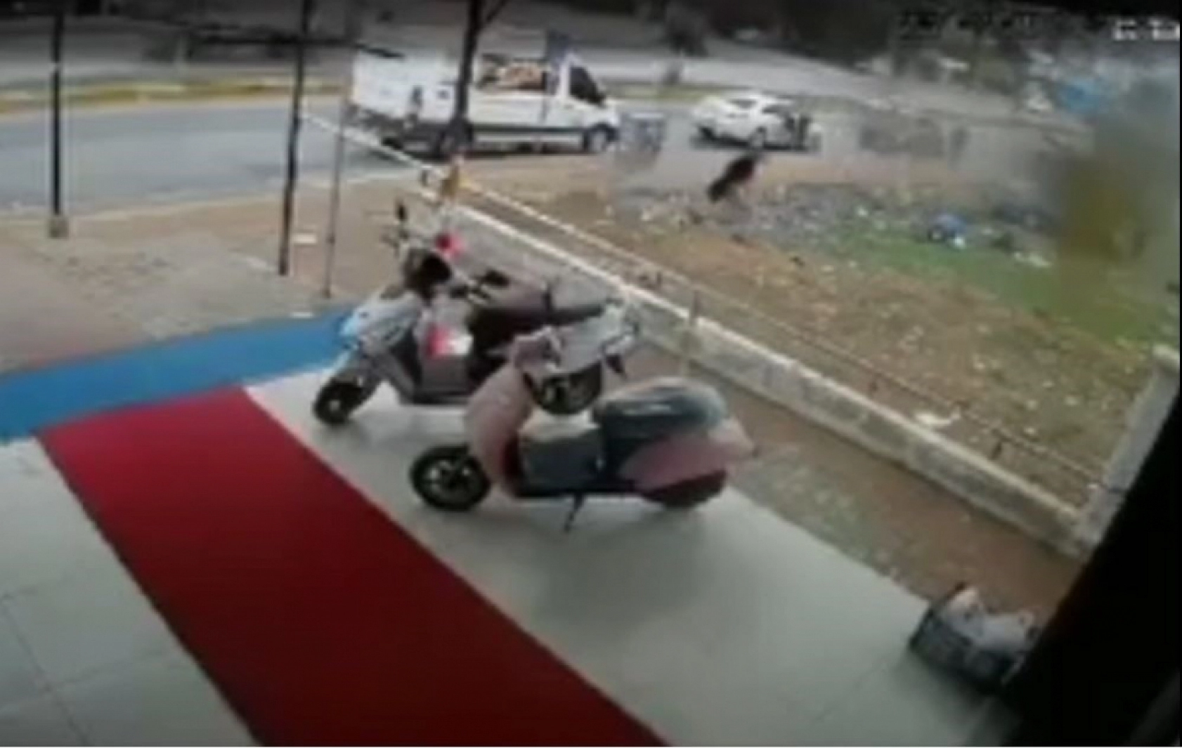 14 yaşındaki çocuğun kullandığı araç kaldırımda yürüyen aileye çarptı: 1'i bebek 3 yaralı