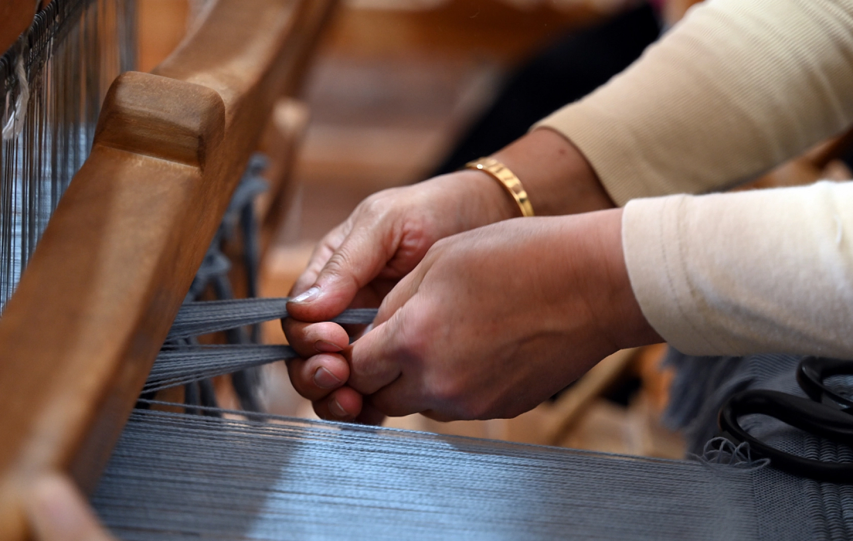 Muğla'da, üniversite öğrencileri atık malzemelerden kilim dokudu