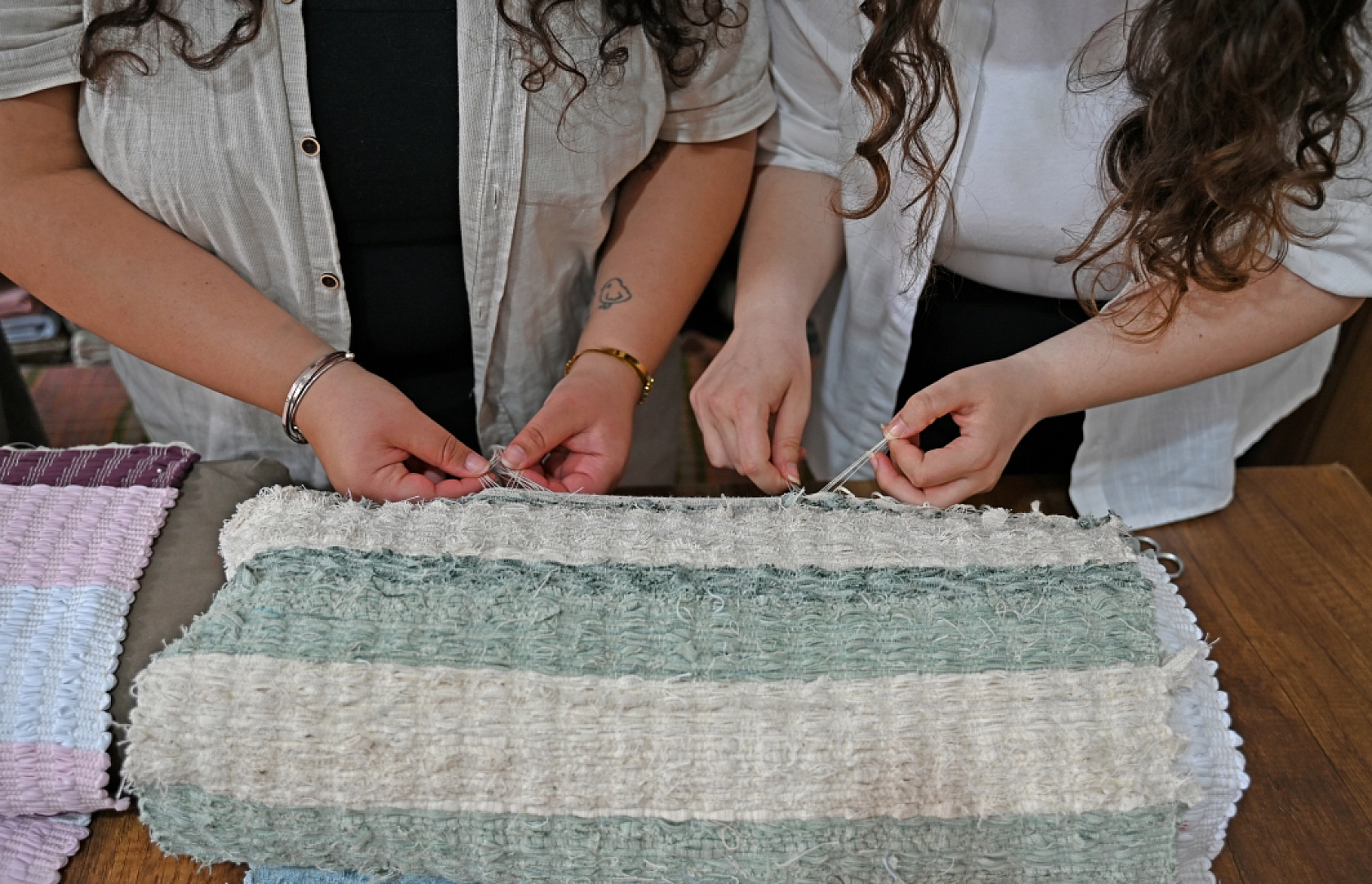 Muğla'da, üniversite öğrencileri atık malzemelerden kilim dokudu