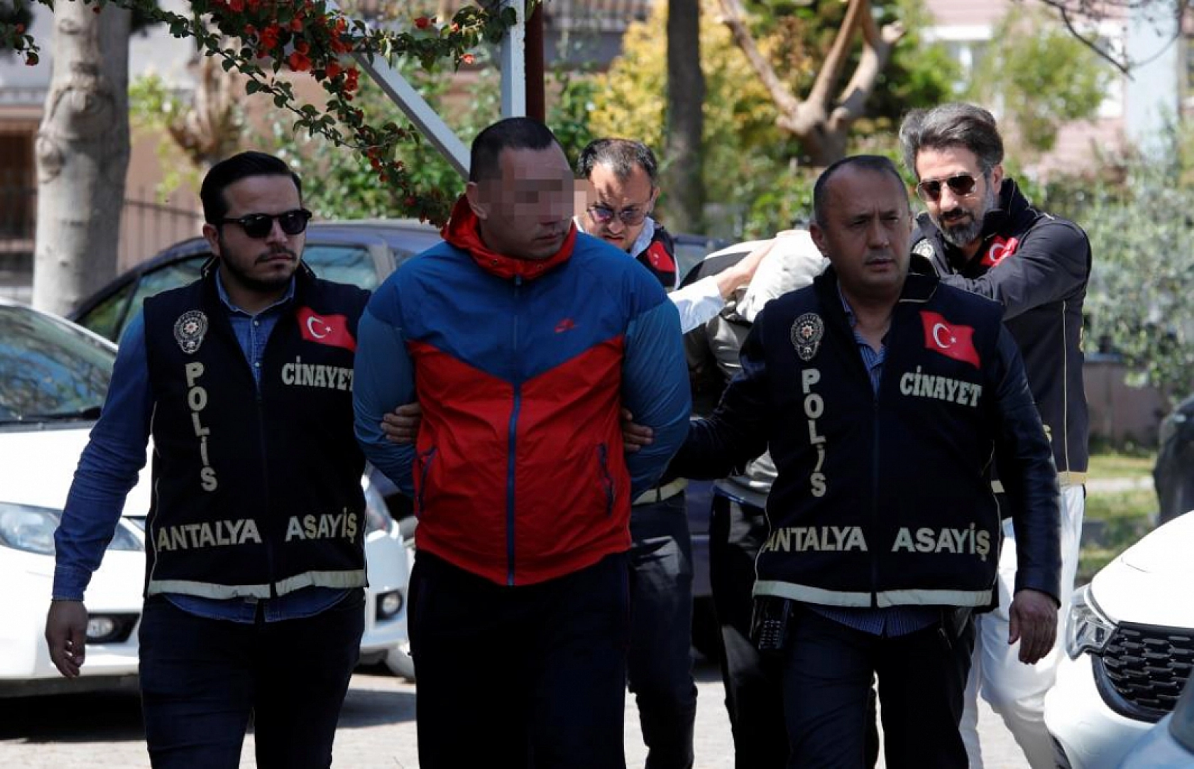 Darp edip evin içine taşıdıkları adam ölü bulundu