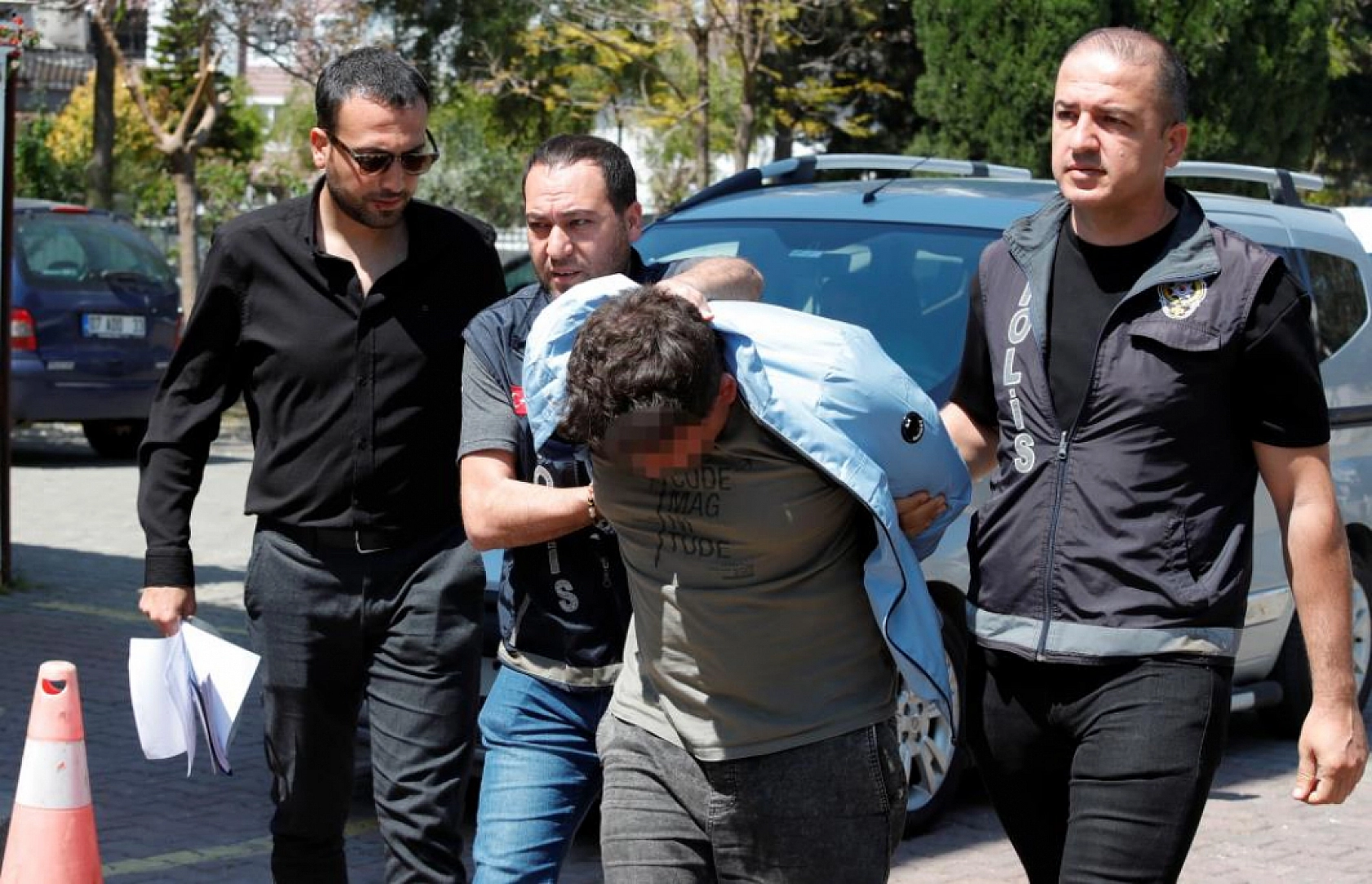 Darp edip evin içine taşıdıkları adam ölü bulundu