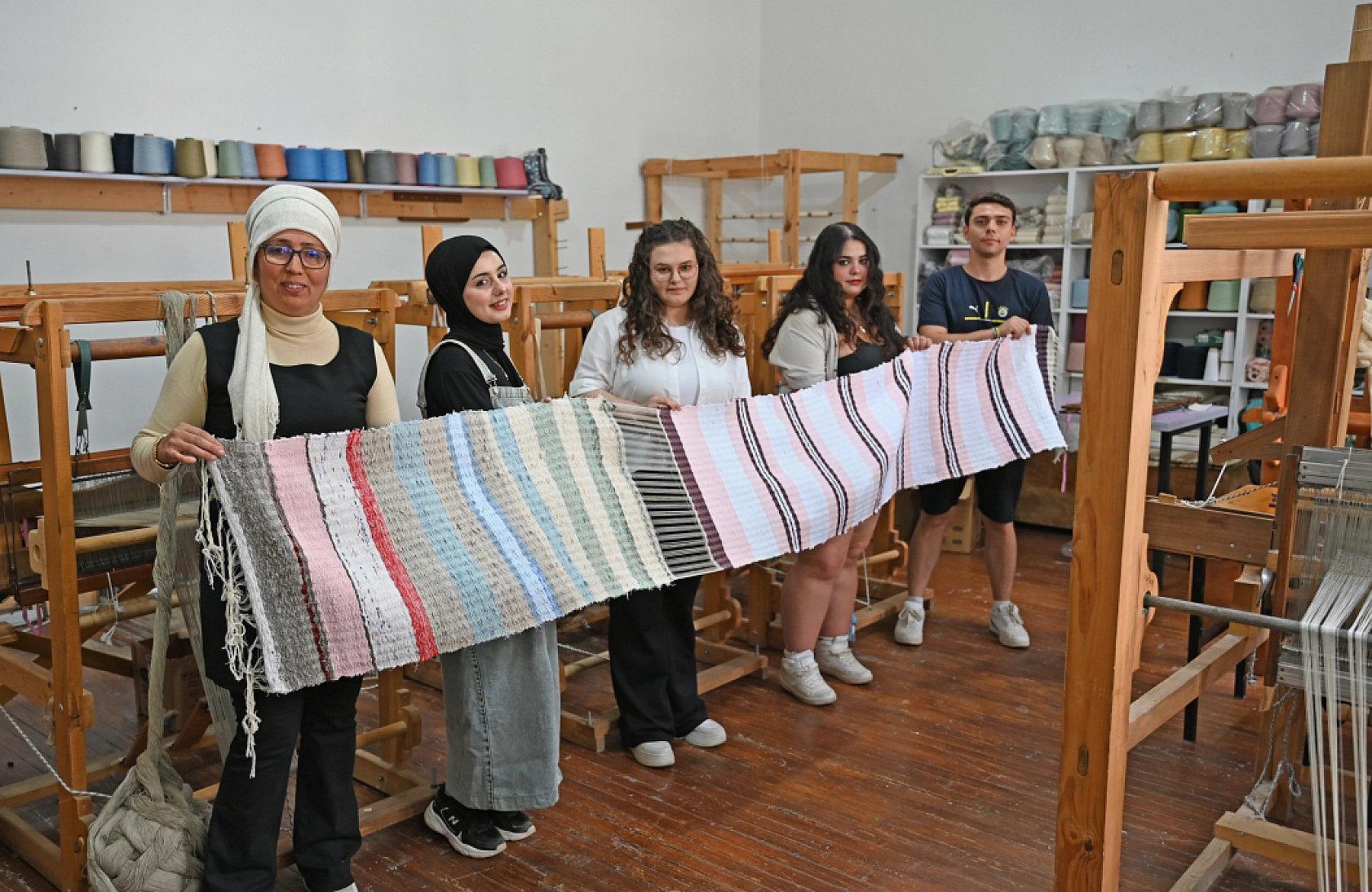 Muğla'da, üniversite öğrencileri atık malzemelerden kilim dokudu