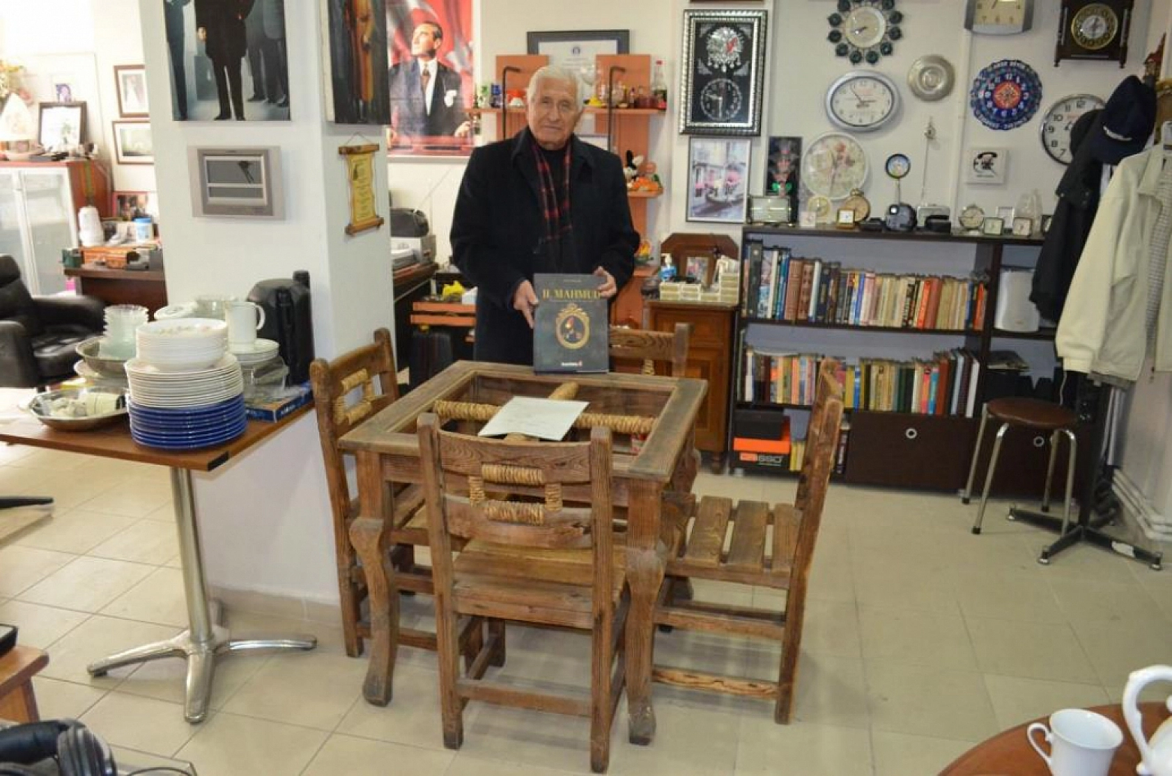 Emekli öğretmenin evinden tarih fışkırıyor: II. Mahmut'un masasından Çanakkale kılıcına