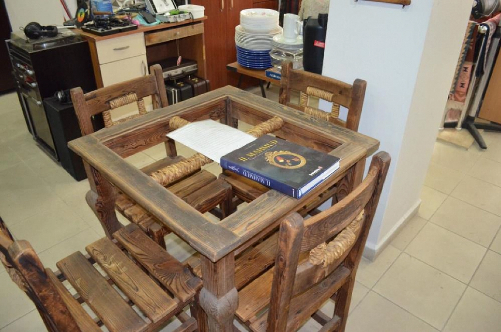 Emekli öğretmenin evinden tarih fışkırıyor: II. Mahmut'un masasından Çanakkale kılıcına