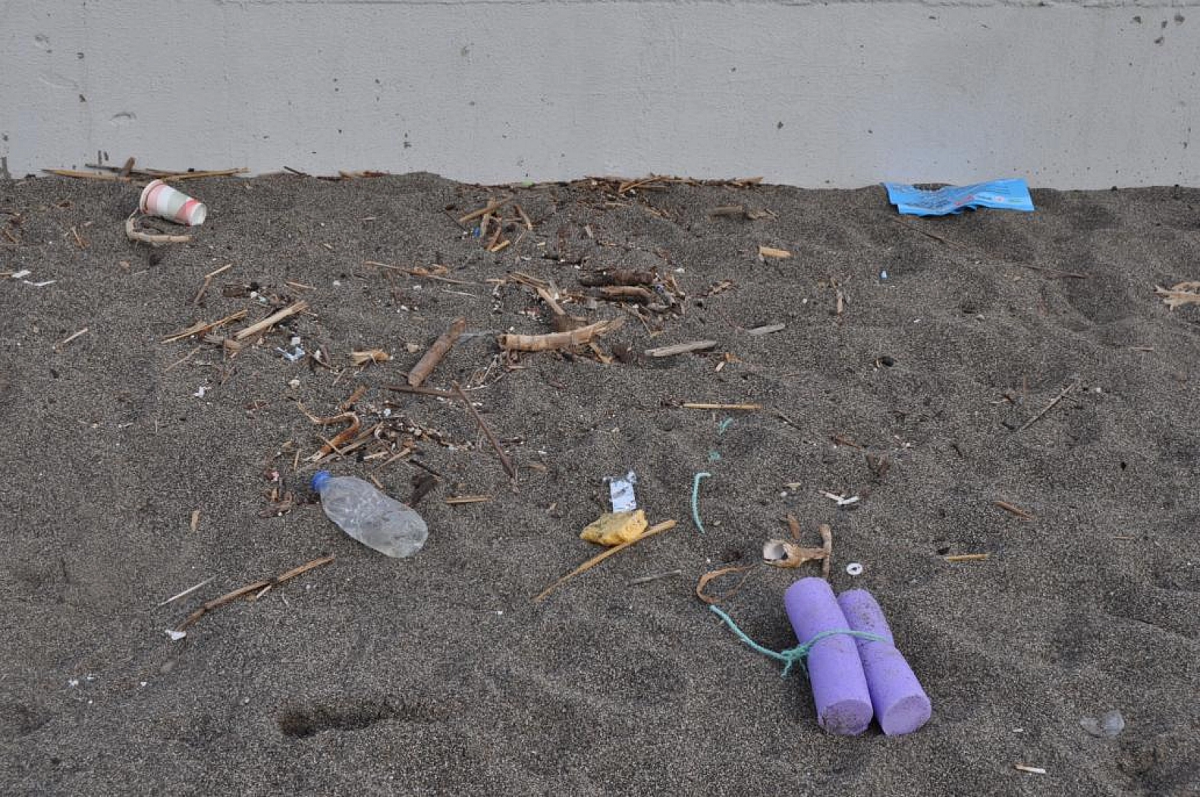 Çalış Plajı'nda manzaradan çok 'Çöpler' dikkat çekiyor