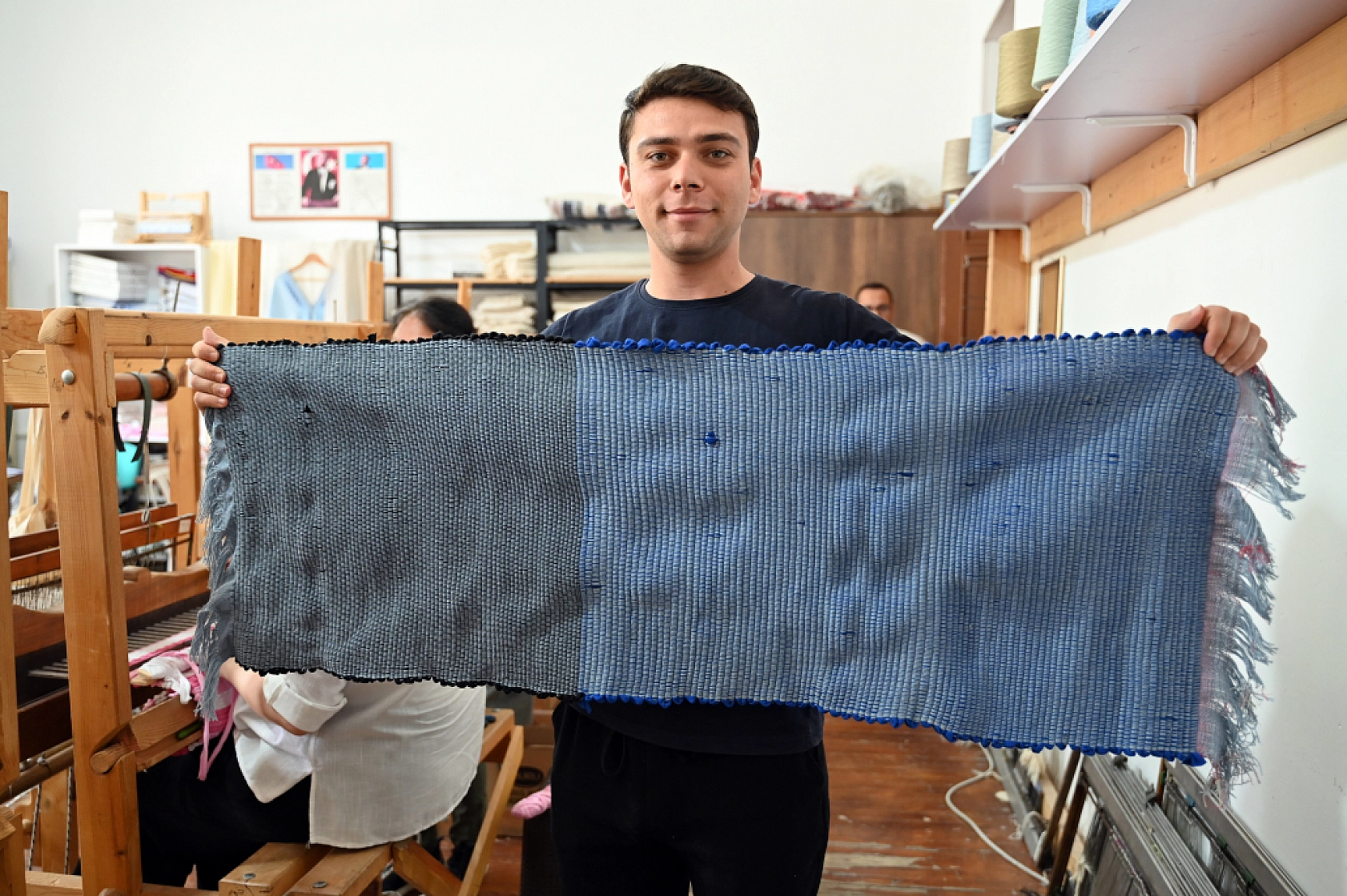 Muğla'da, üniversite öğrencileri atık malzemelerden kilim dokudu