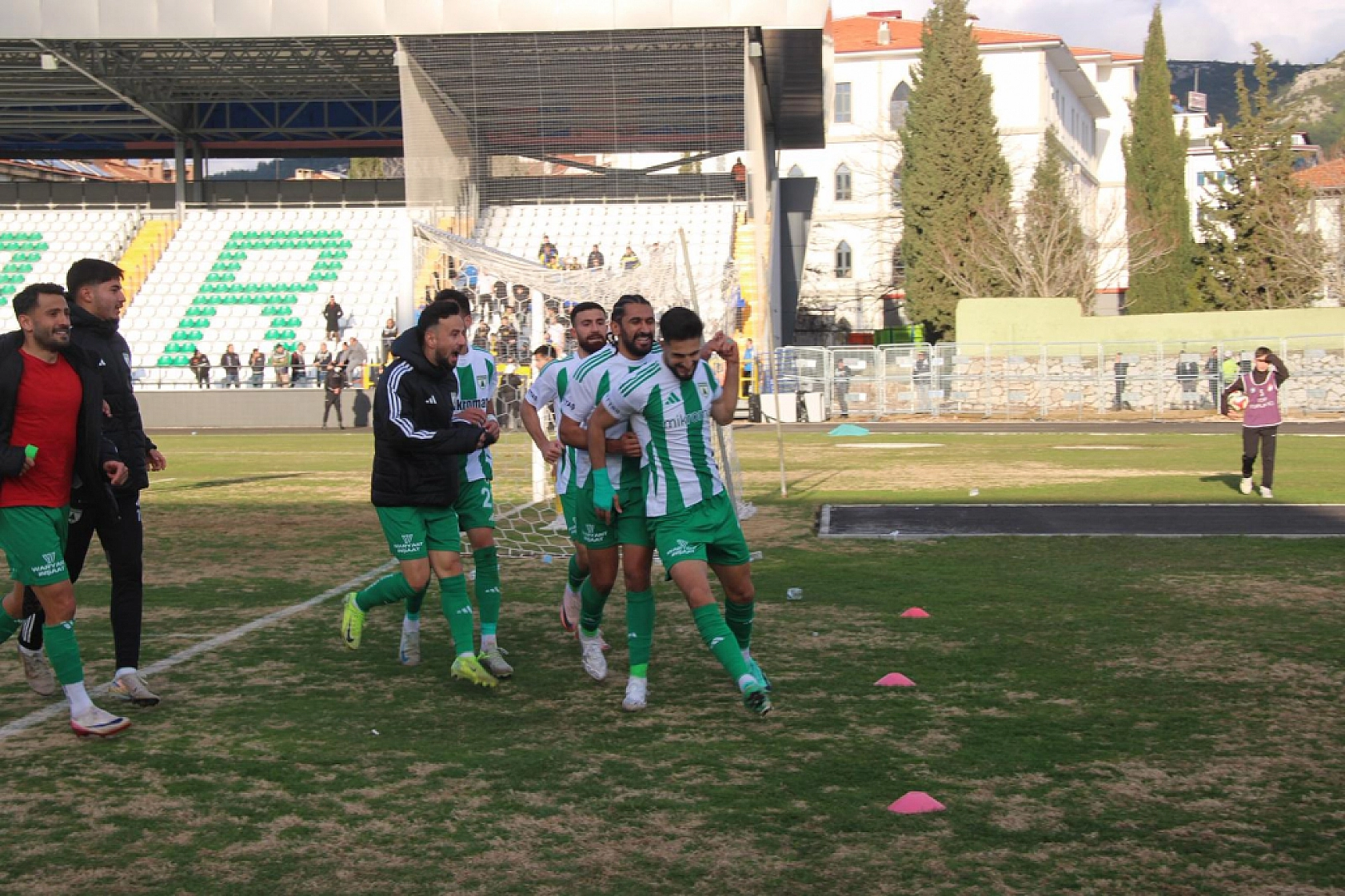 Muğlaspor Zirve Takibini Bırakmıyor: Bucaspor'u 2-1 Mağlup Etti