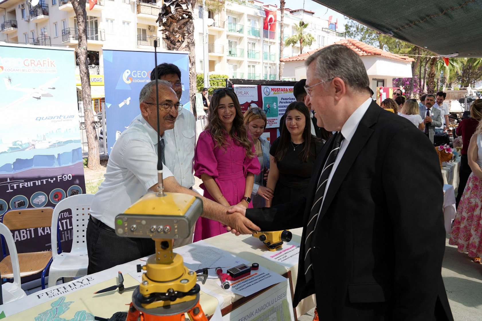 Başkan Çıralı, Fethiye Mesleki Eğitim Fuarı'nda öğrencilerle buluştu