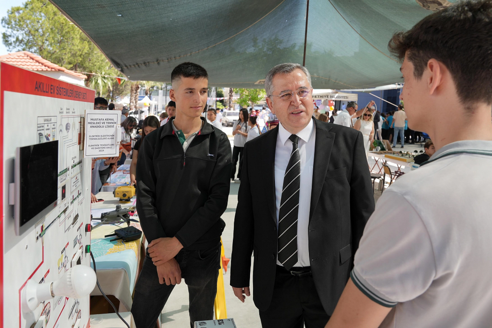 Başkan Çıralı, Fethiye Mesleki Eğitim Fuarı'nda öğrencilerle buluştu