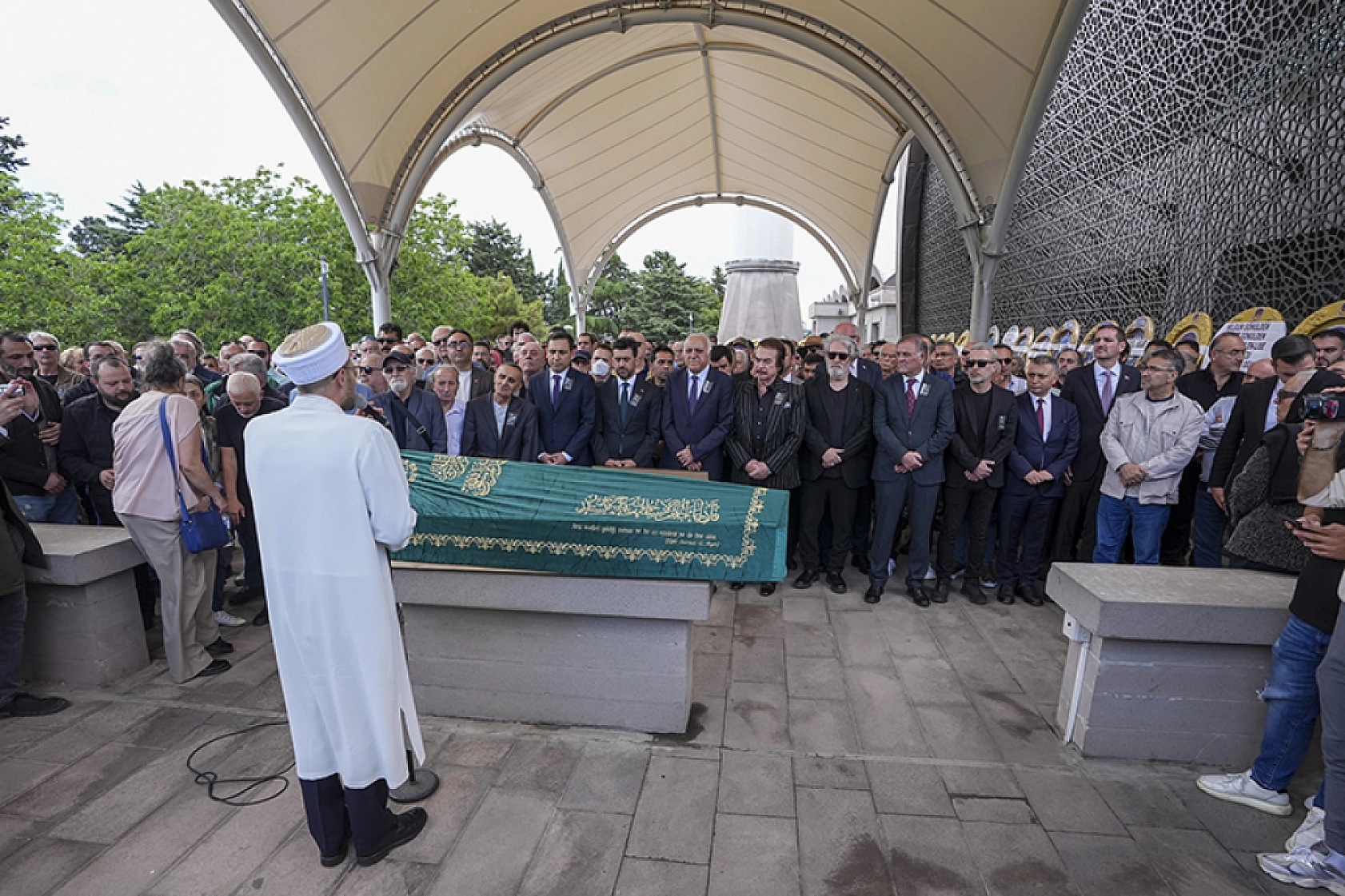 Usta sanatçı İlhan Şeşen son yolculuğuna uğurlandı