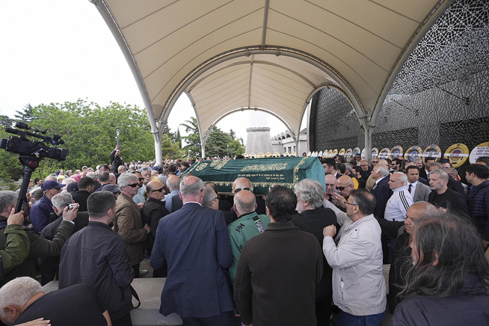 Usta sanatçı İlhan Şeşen son yolculuğuna uğurlandı