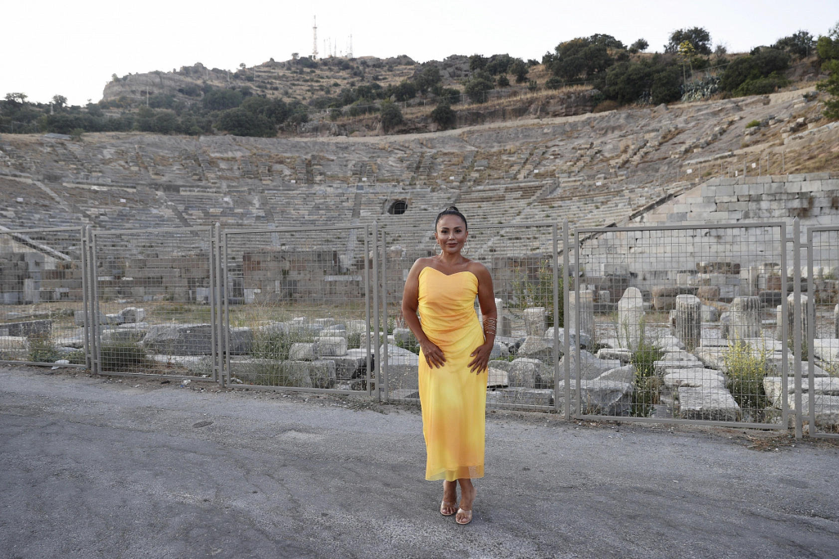 Ceylan öğretmen Anadolu'yu gezip insanlara opera sanatını ve türkü kültürünü aşılıyor