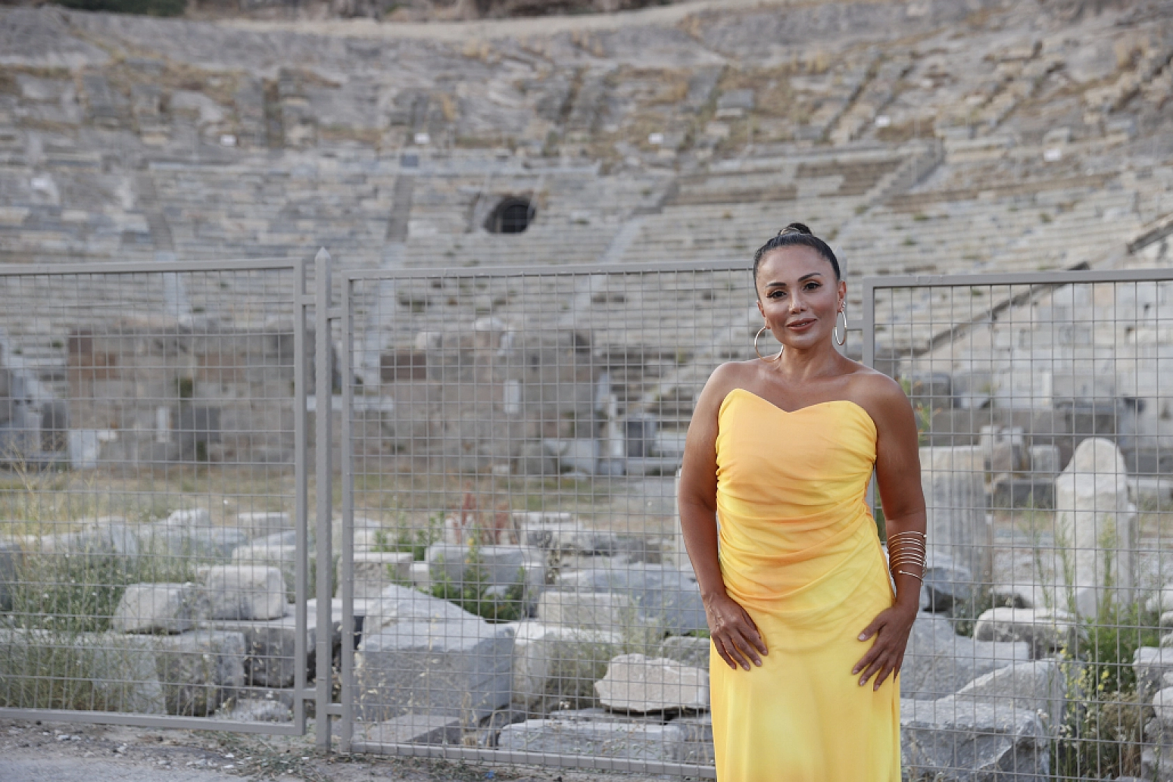 Ceylan öğretmen Anadolu'yu gezip insanlara opera sanatını ve türkü kültürünü aşılıyor