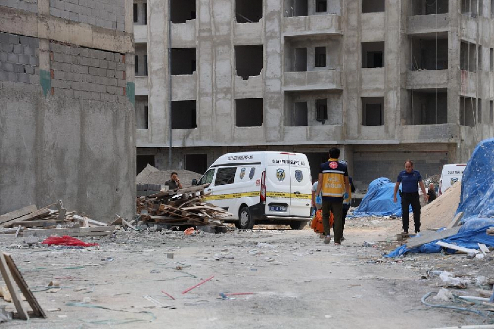 Kule, vinç halatına bağlı demir kovanın düşmesi sonucu 2 işçi hayatını kaybetti