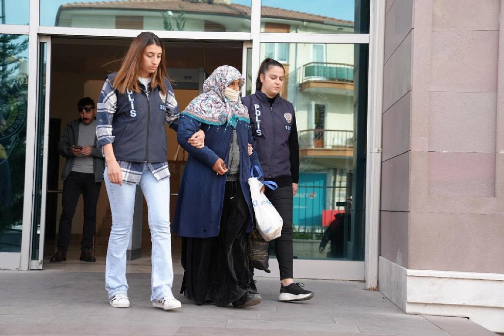 Çöpten yemek toplama numarasıyla dilencilik yapan kadın yakalandı