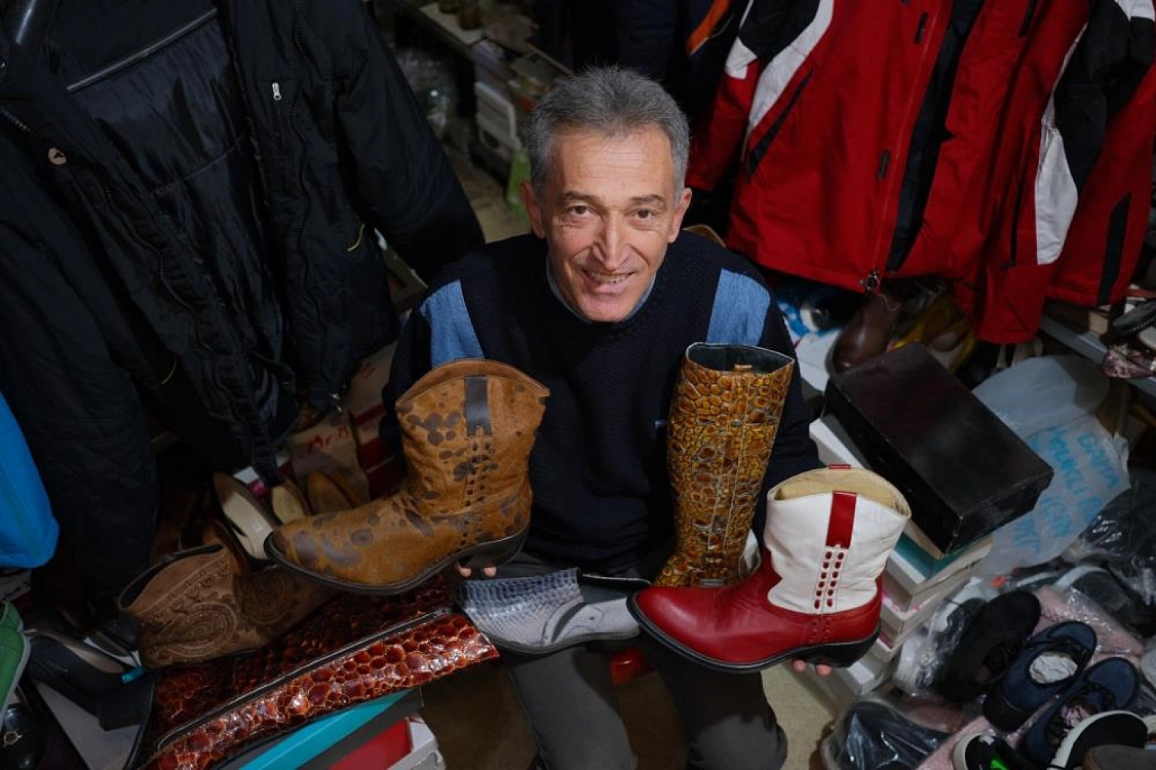 Çeyrek asırlık ayakkabı koleksiyonuna gözü gibi bakıyor