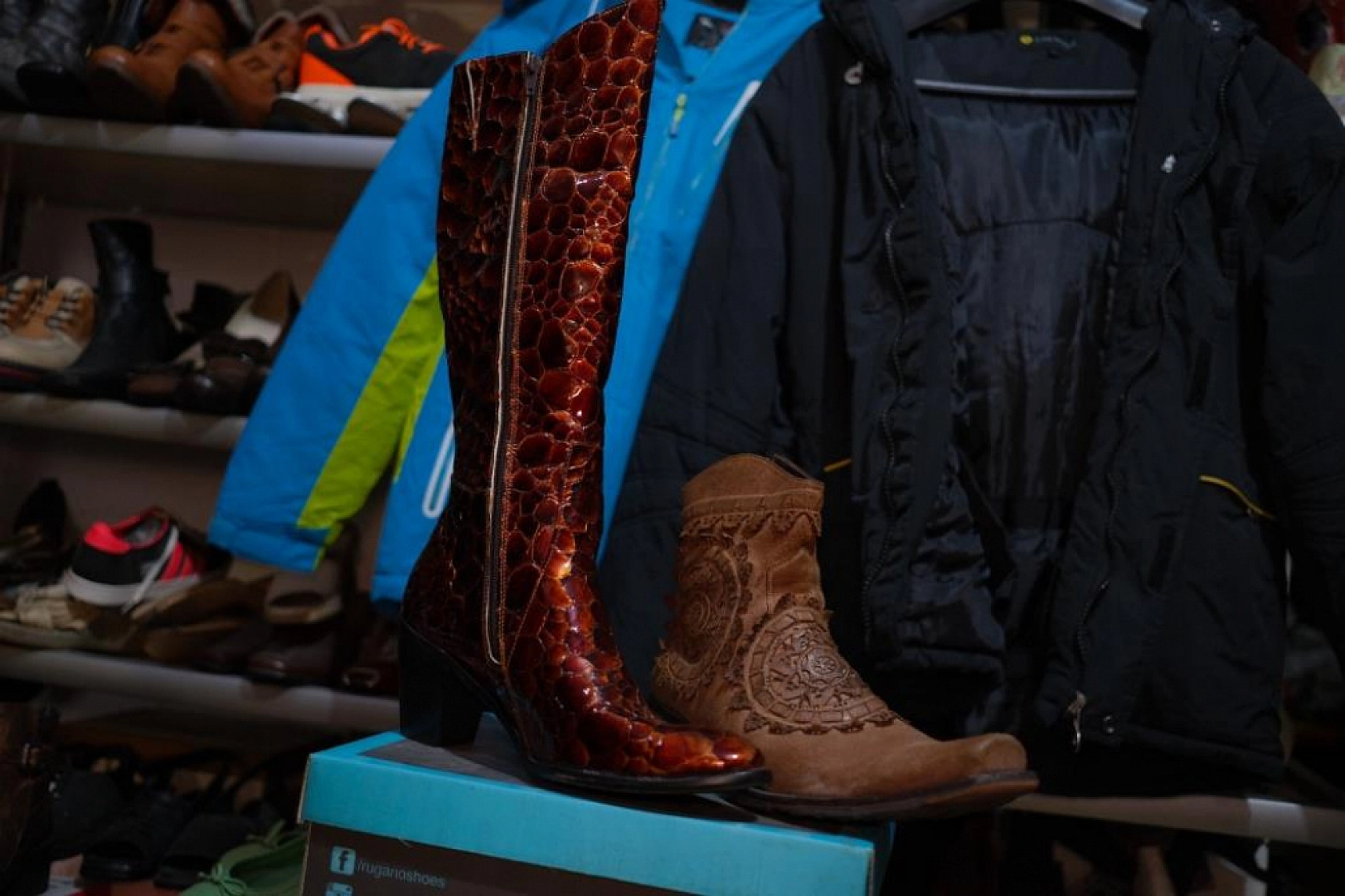 Çeyrek asırlık ayakkabı koleksiyonuna gözü gibi bakıyor