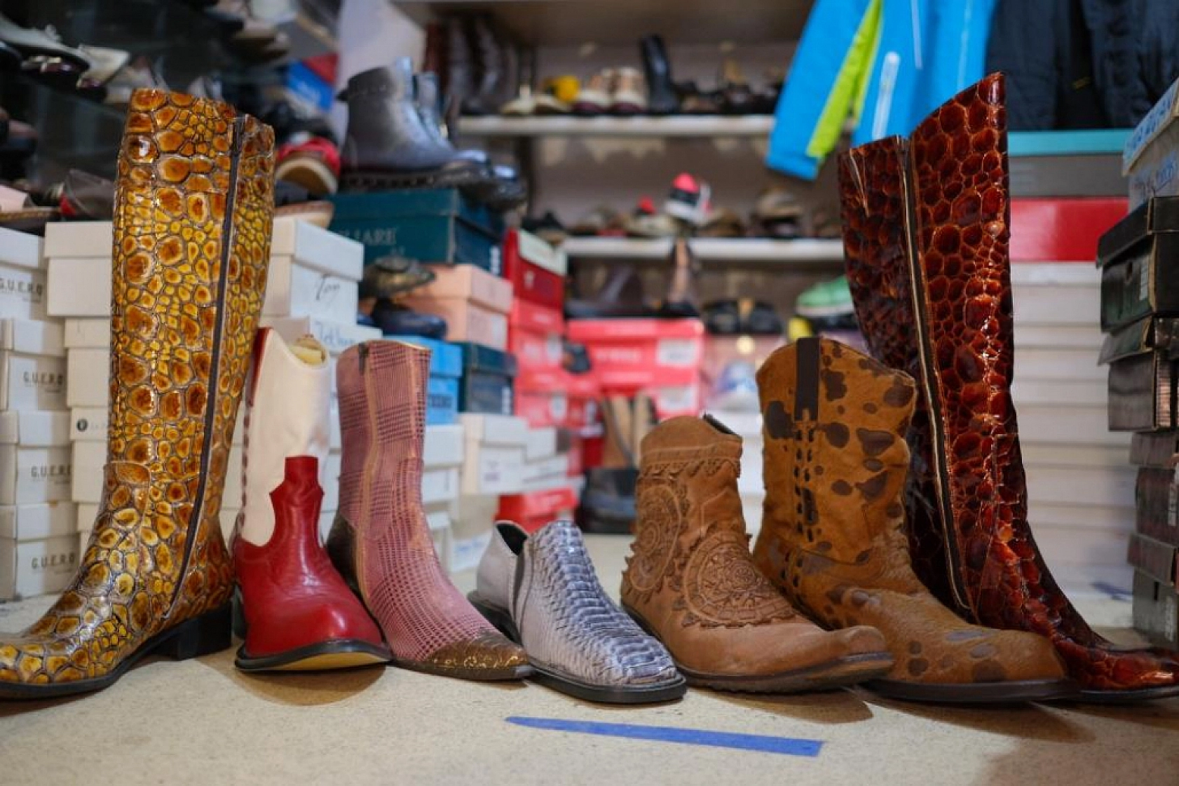 Çeyrek asırlık ayakkabı koleksiyonuna gözü gibi bakıyor