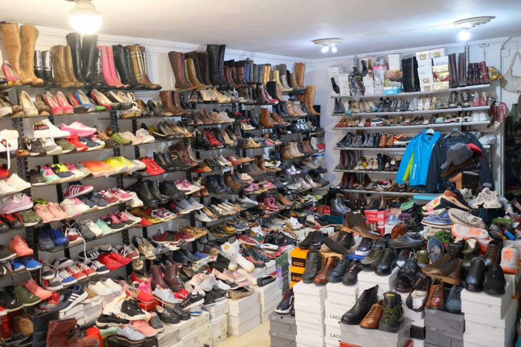 Çeyrek asırlık ayakkabı koleksiyonuna gözü gibi bakıyor