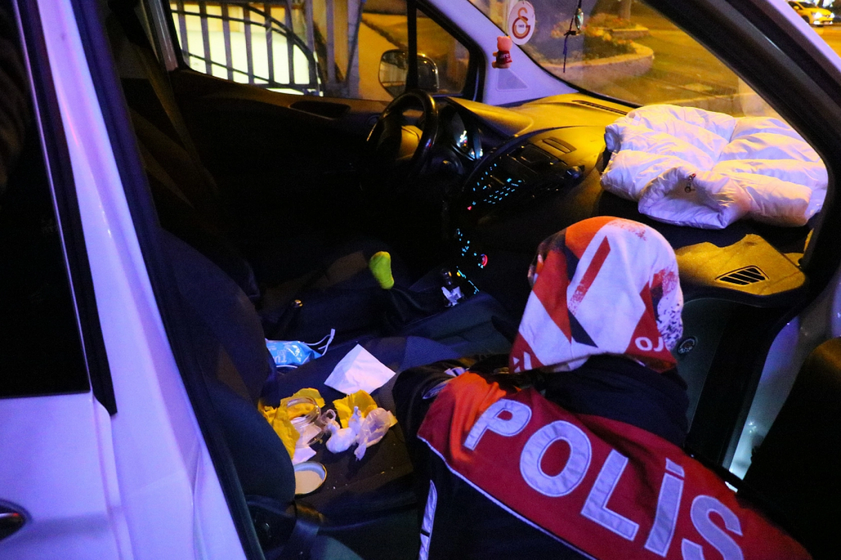 Polisi görünce yol ortasında bırakıp kaçtıkları araçtan uyuşturucu çıktı