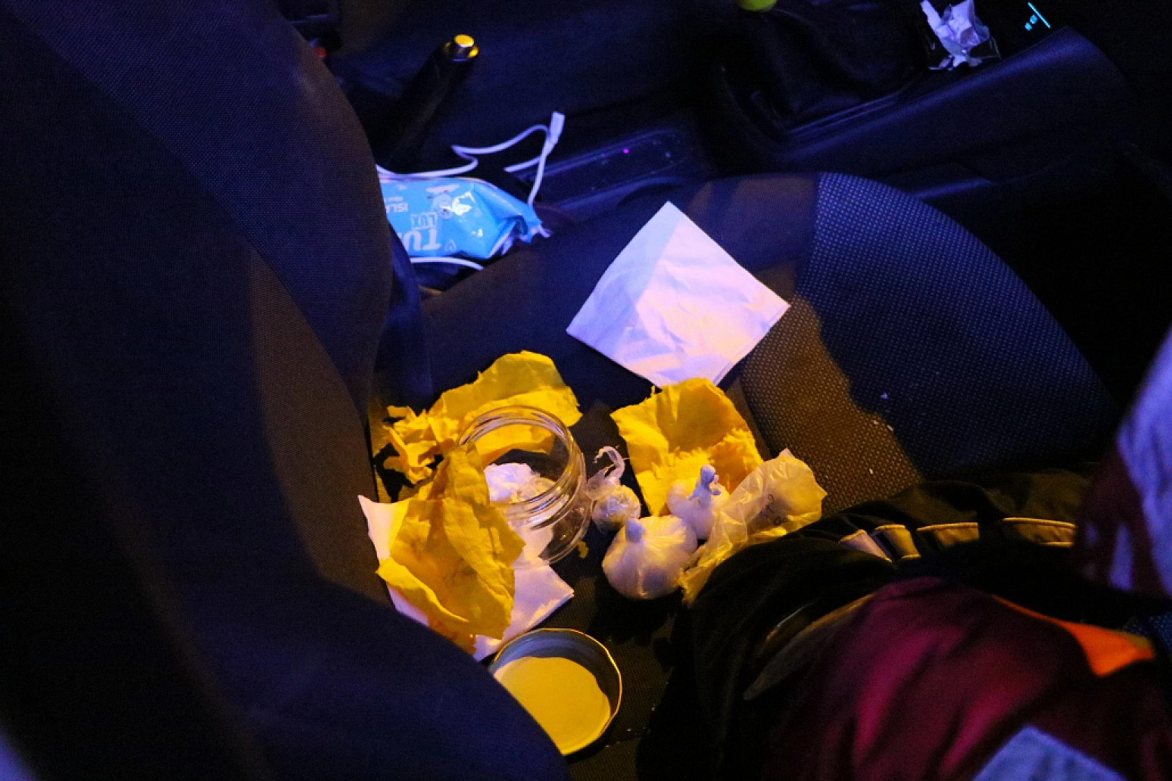 Polisi görünce yol ortasında bırakıp kaçtıkları araçtan uyuşturucu çıktı