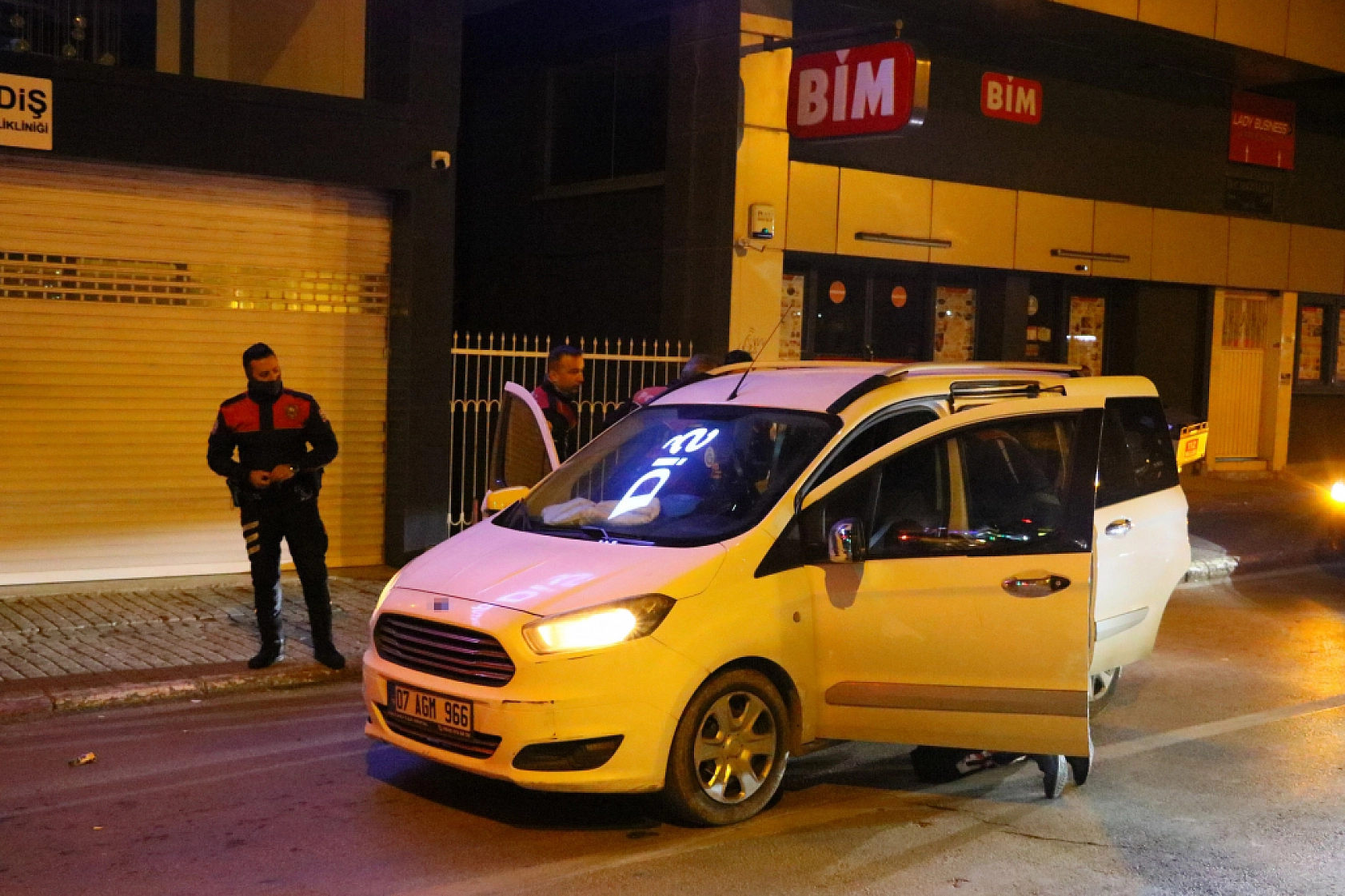 Polisi görünce yol ortasında bırakıp kaçtıkları araçtan uyuşturucu çıktı