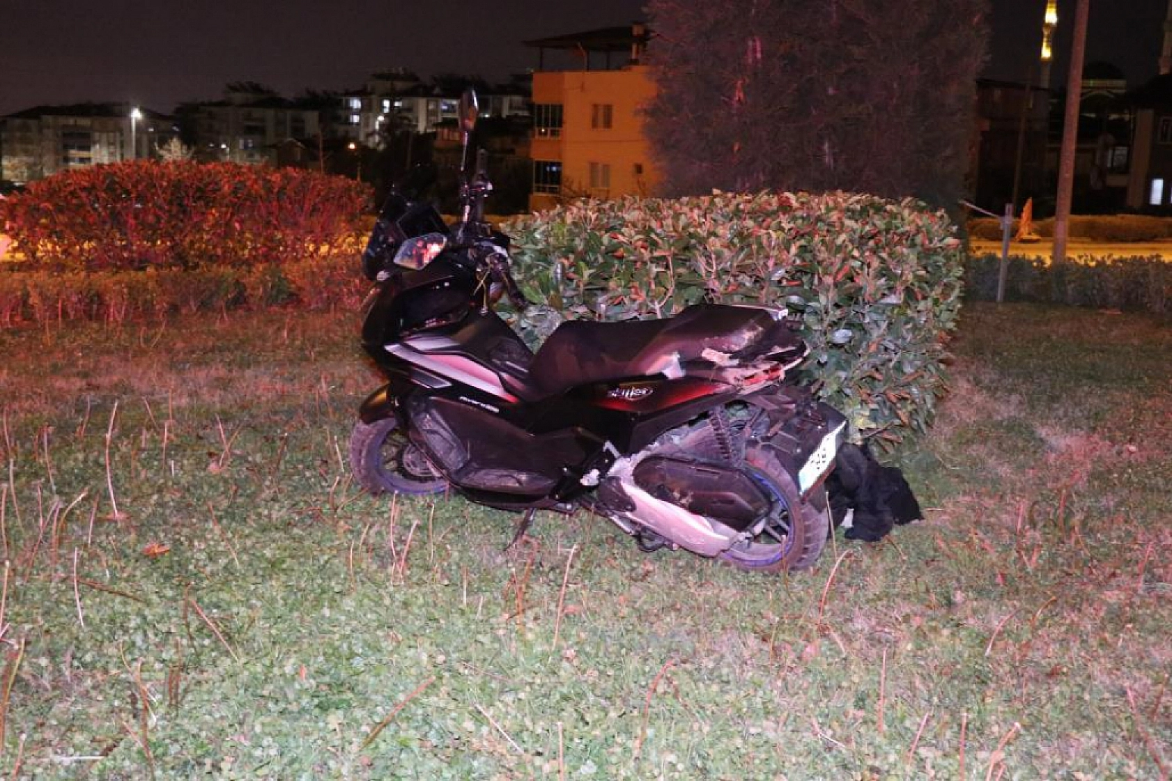 Motosiklet Kazasında Genç Sürücü Kafasını Kaldırıma Vurarak Ağır Yaralandı