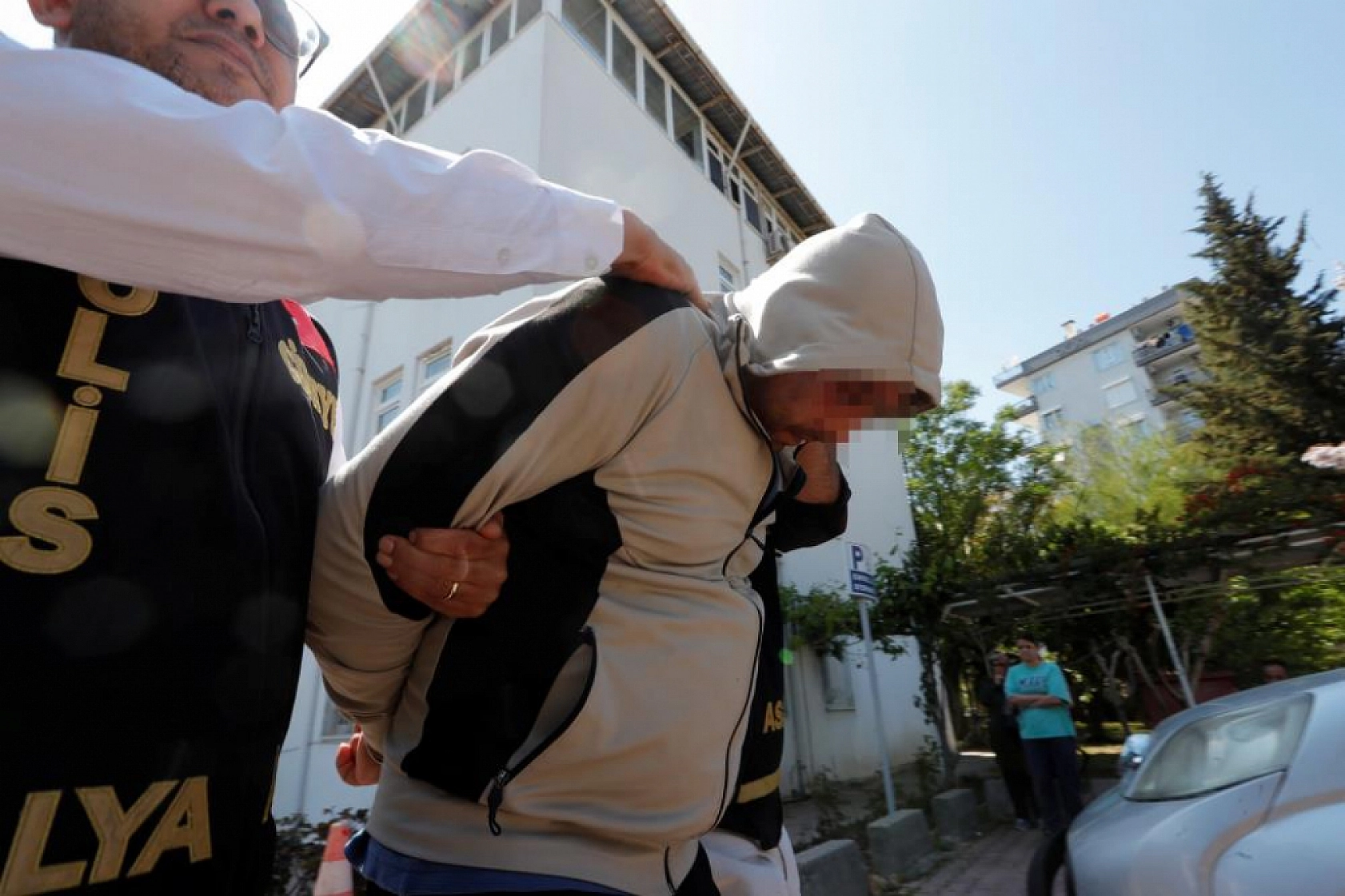 Darp edip evin içine taşıdıkları adam ölü bulundu