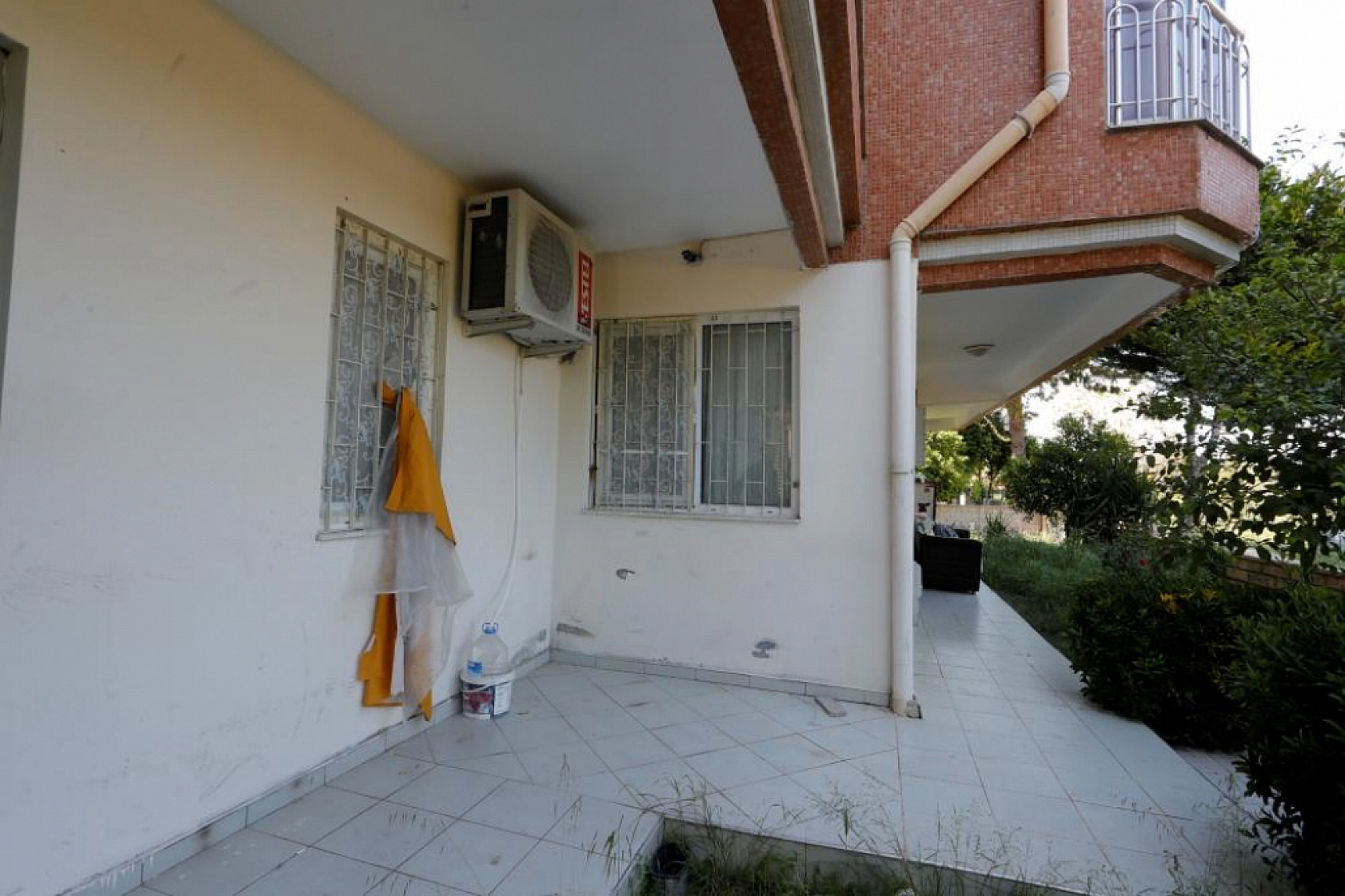 Darp edip evin içine taşıdıkları adam ölü bulundu