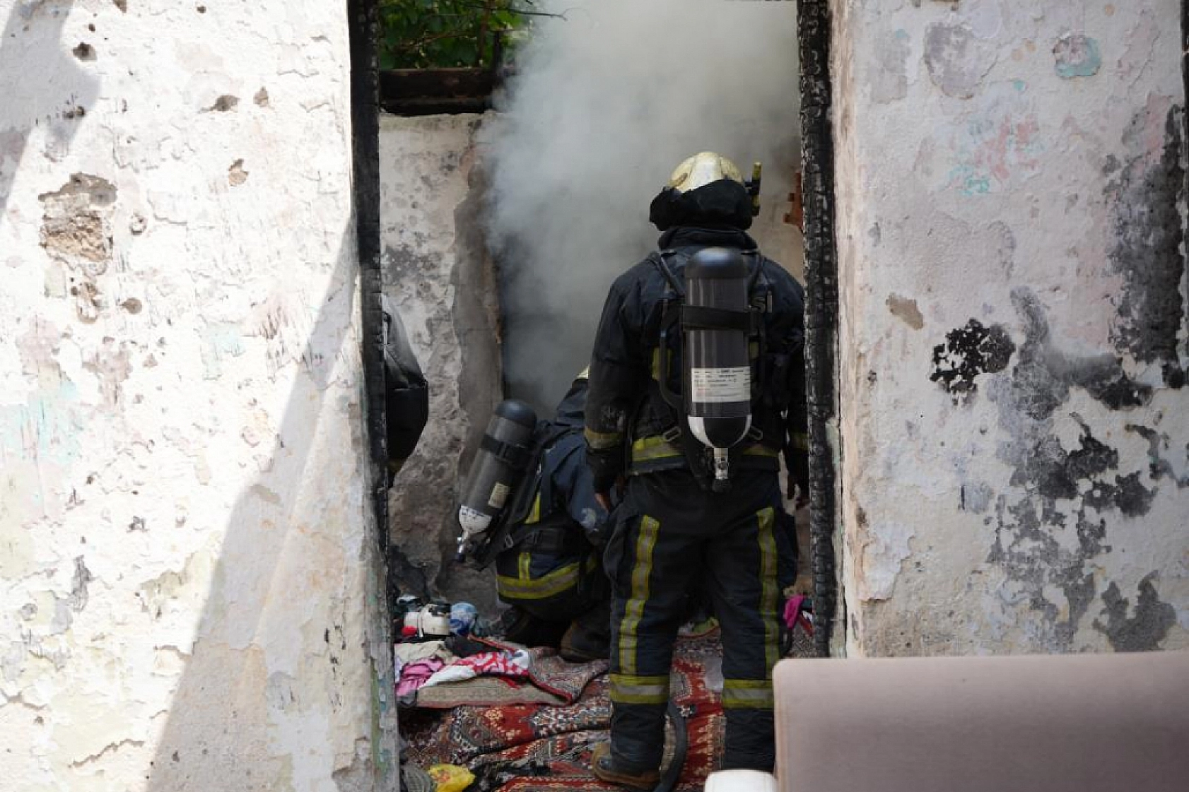 Terk edilmiş ev alev alev yandı! Mahalle ayağa kalktı