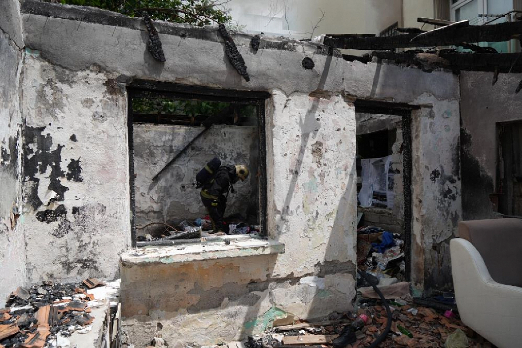 Terk edilmiş ev alev alev yandı! Mahalle ayağa kalktı