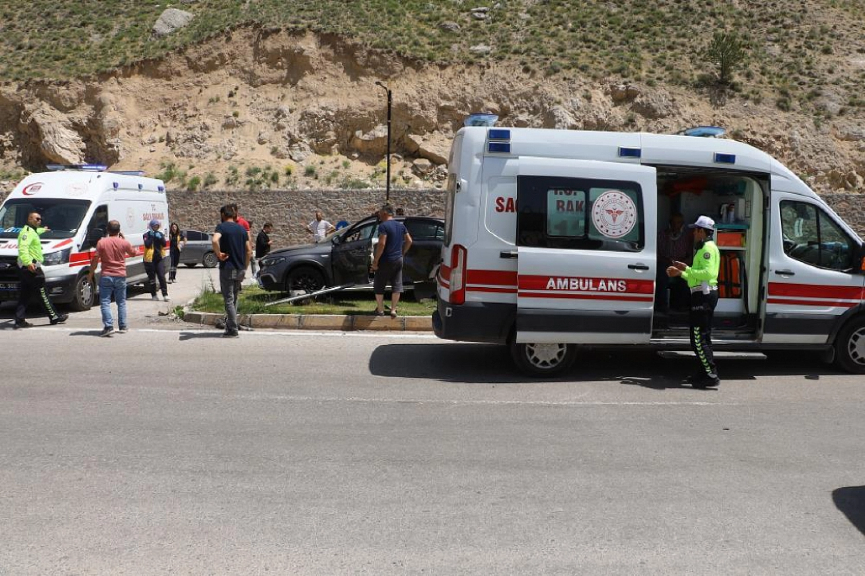 2 araç kavşakta çarpıştı, 3'ü çocuk 6 kişi yaralandı