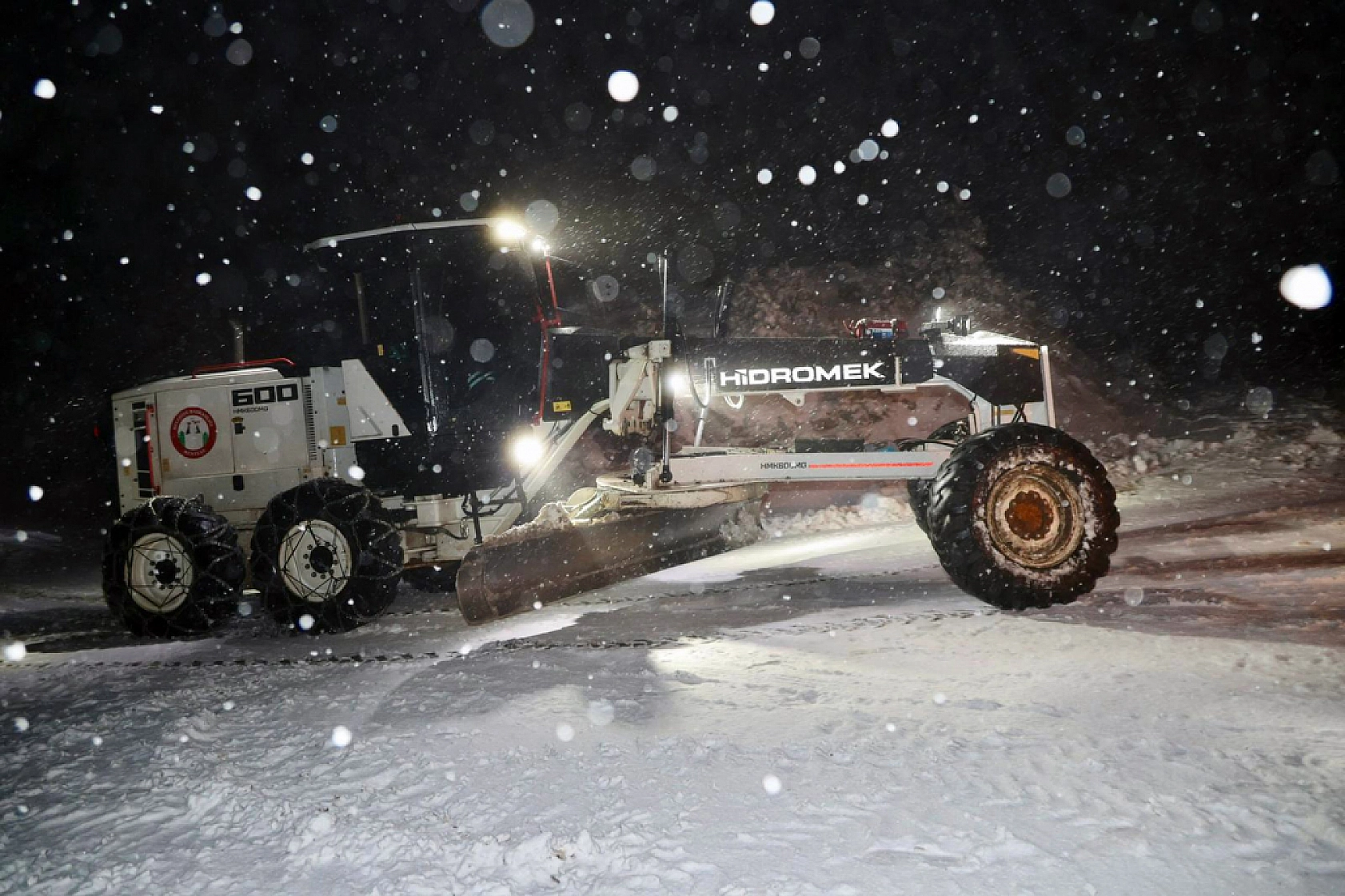 Menteşe Belediyesi ekipleri gece boyunca kar ile mücadele etti