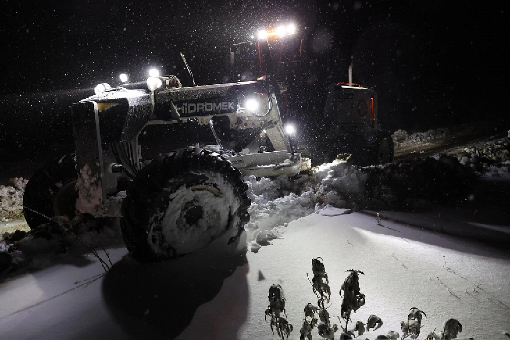 Menteşe Belediyesi ekipleri gece boyunca kar ile mücadele etti