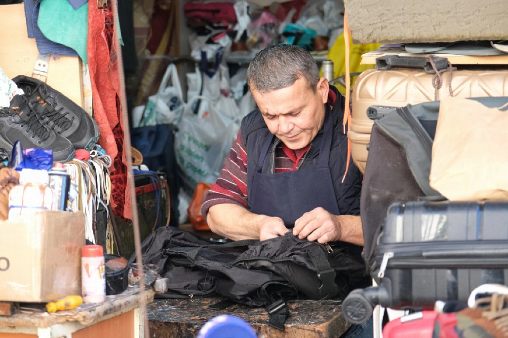 Fethiye'de 30 yıllık ayakkabı tamircisi Uysal: 'Teknoloji olsun ama gelenek kaybolmasın'