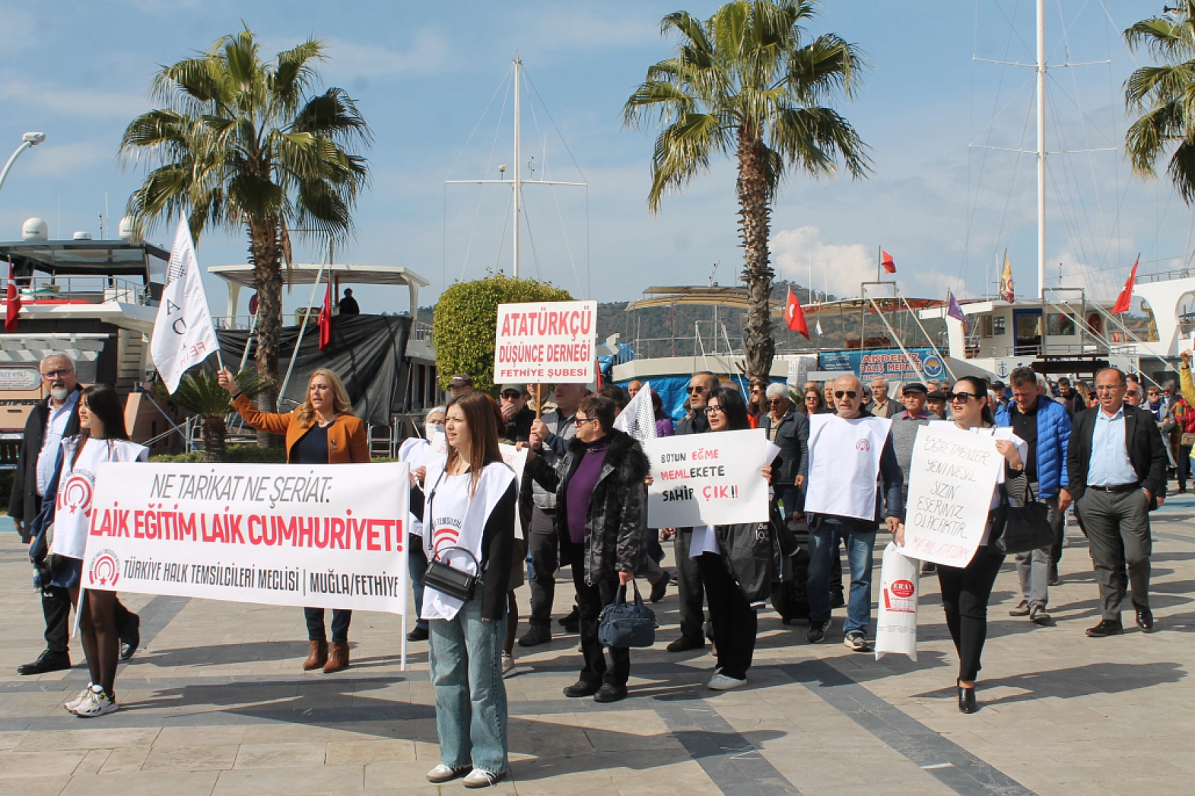 Fethiye'de 'Laik Eğitim, Laik Cumhuriyet İstiyoruz' Sloganıyla Yürüdüler
