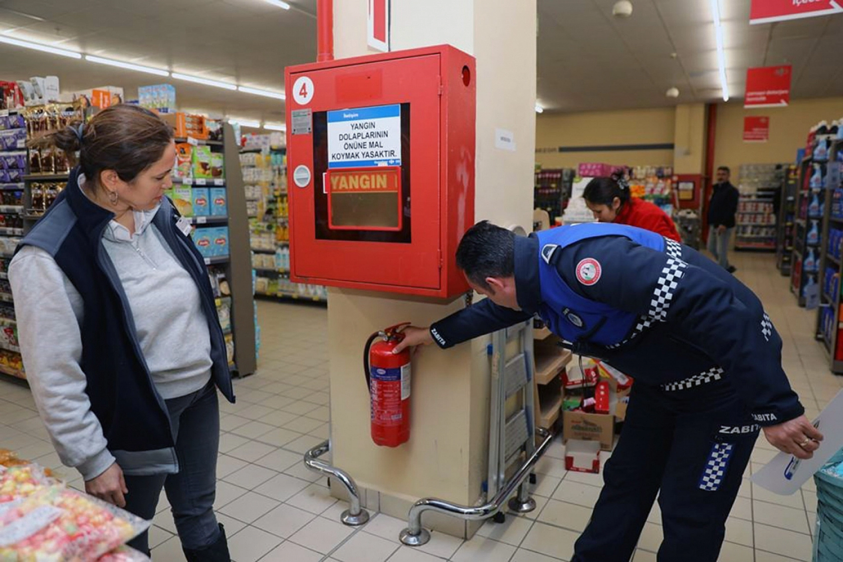 Menteşe Belediyesi zabıta ekiplerinden zincir marketlere denetim
